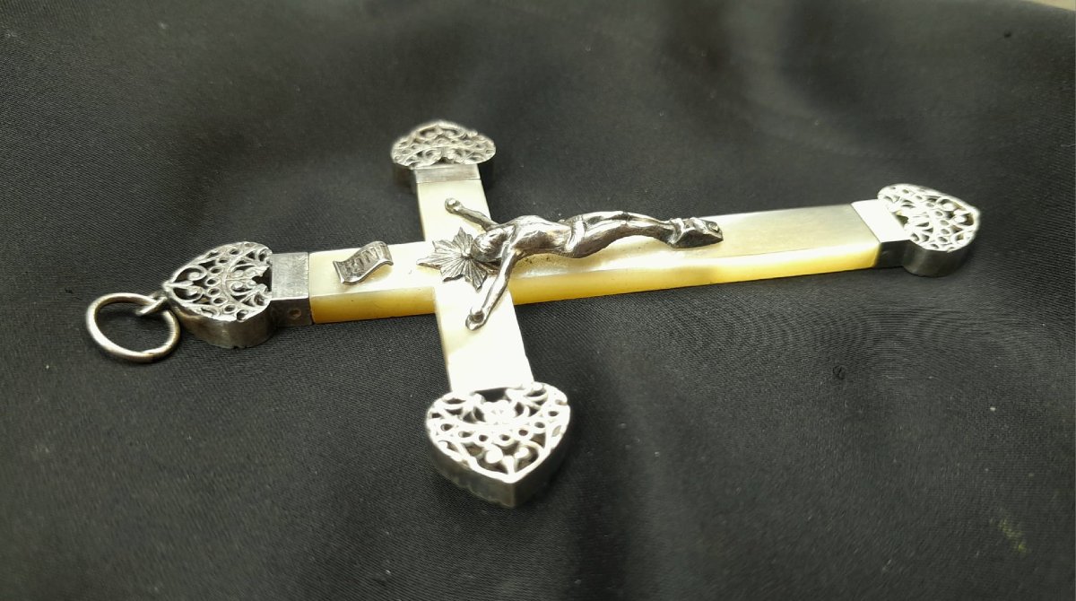 Pendentif Crucifix, nacre et argent ciselé, 1888-photo-3