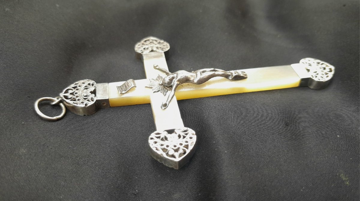 Pendentif Crucifix, nacre et argent ciselé, 1888-photo-2