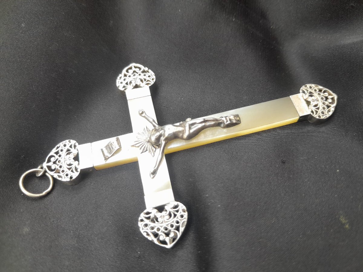 Pendentif Crucifix, nacre et argent ciselé, 1888-photo-3