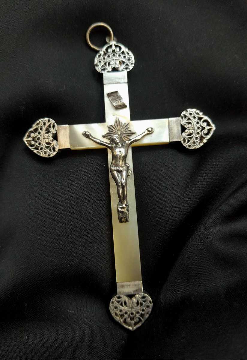 Pendentif Crucifix, nacre et argent ciselé, 1888