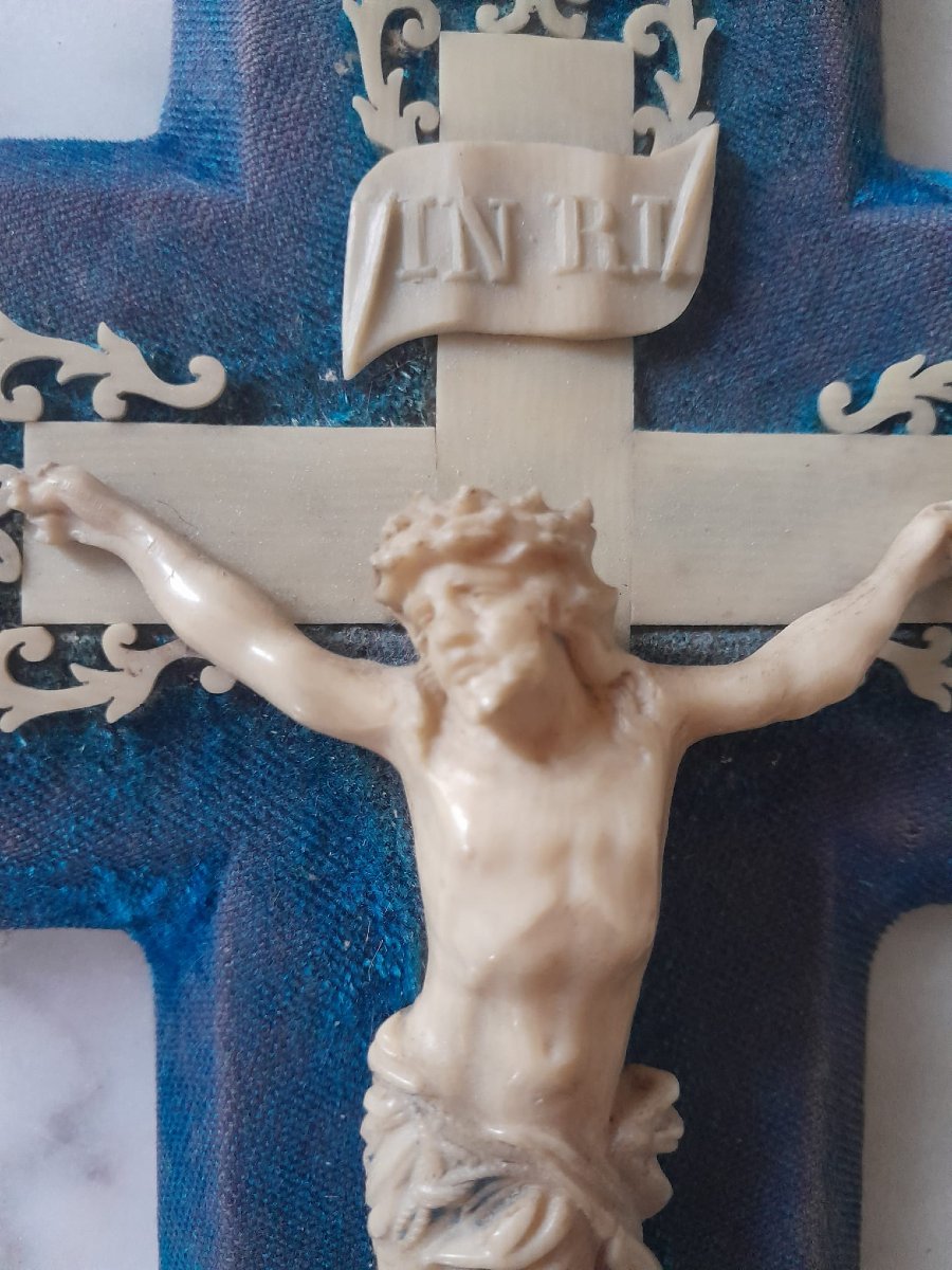 Crucifix mural galalithe et velours bleu, XIXÈME, Napoléon III-photo-2