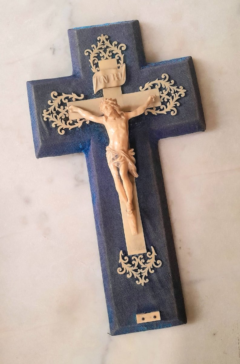 Crucifix mural galalithe et velours bleu, XIXÈME, Napoléon III