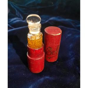 Flacon de sels, 1900, avec son contenu, en verre et son étui intact