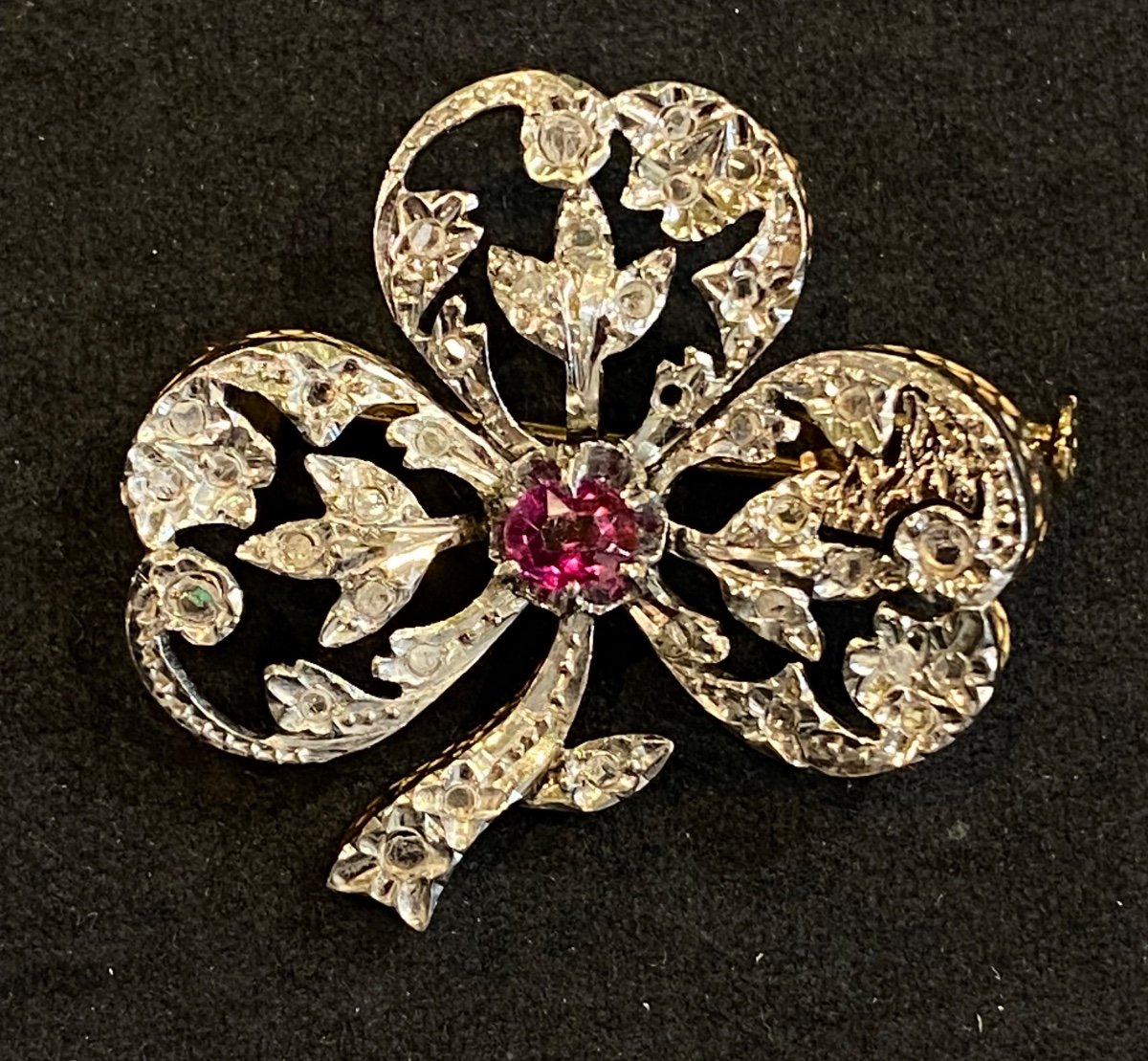 Broche Trèfle Rubis Et Roses De Diamants 