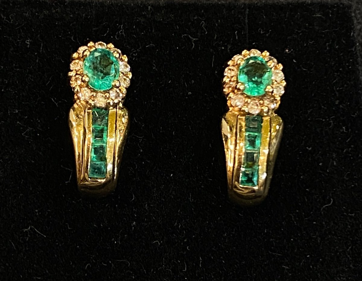 Une Paire De Boucles D’oreilles émeraudes Et Diamants 