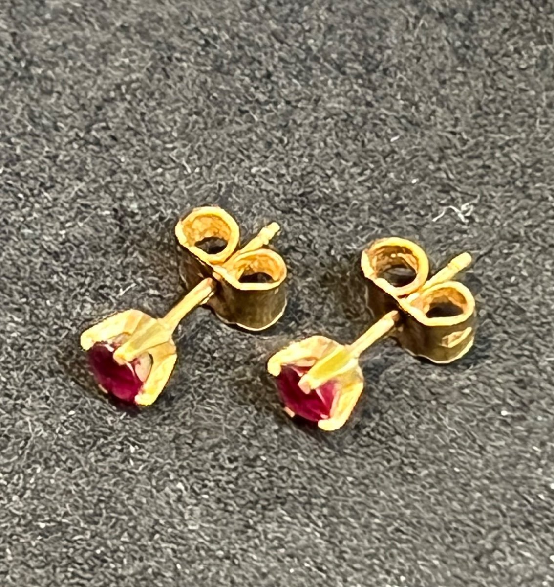 Une Paire De Boucles D’oreilles -photo-2