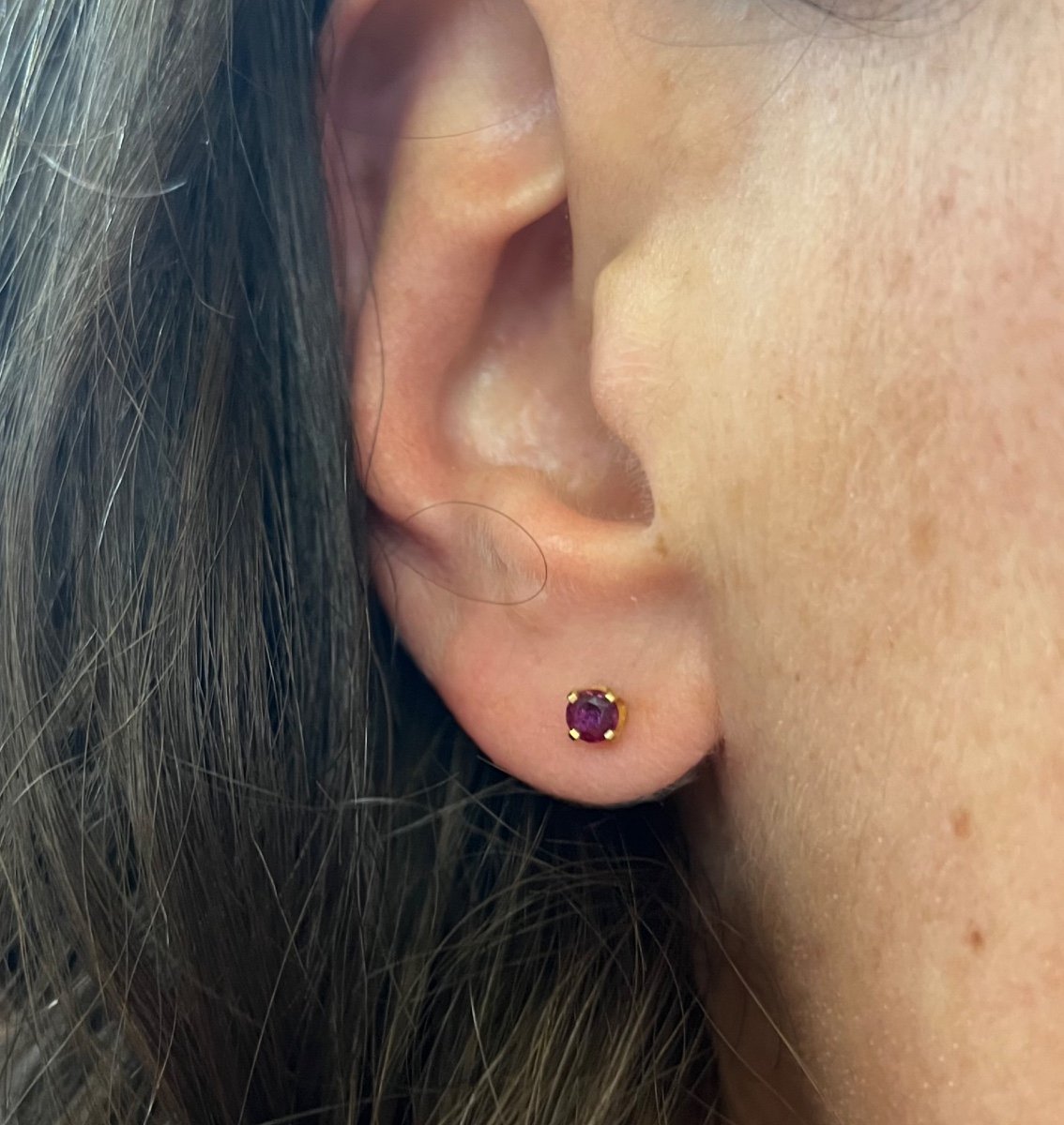 Une Paire De Boucles D’oreilles 