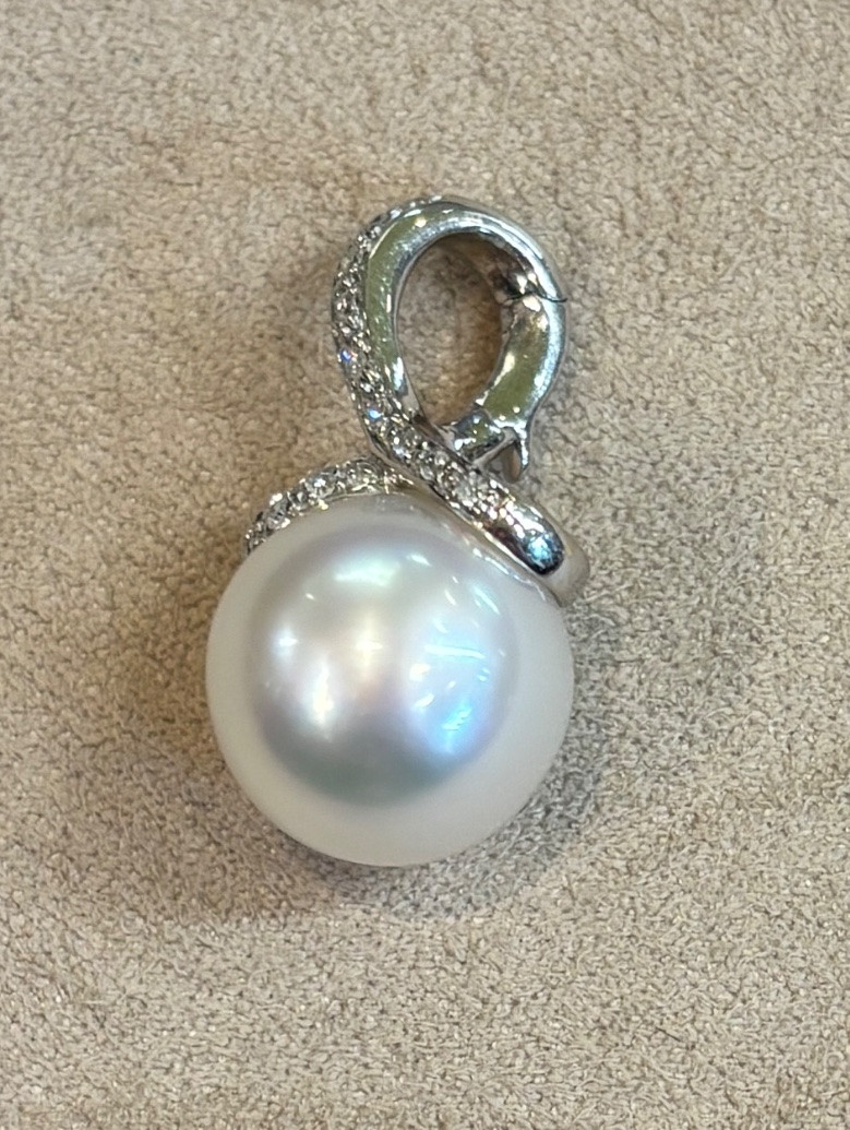 Pearl And Diamond Pendant -photo-1