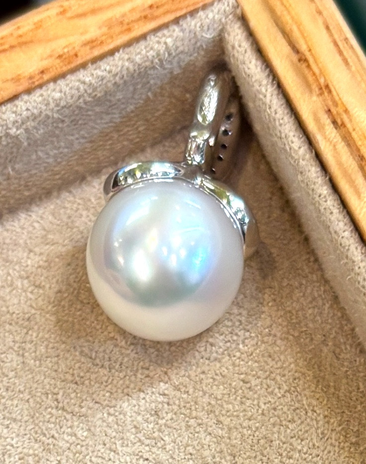 Pearl And Diamond Pendant -photo-2