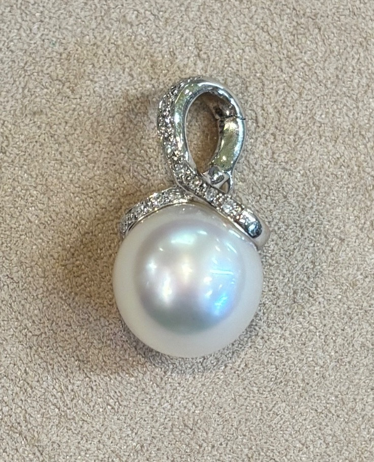 Pearl And Diamond Pendant -photo-3