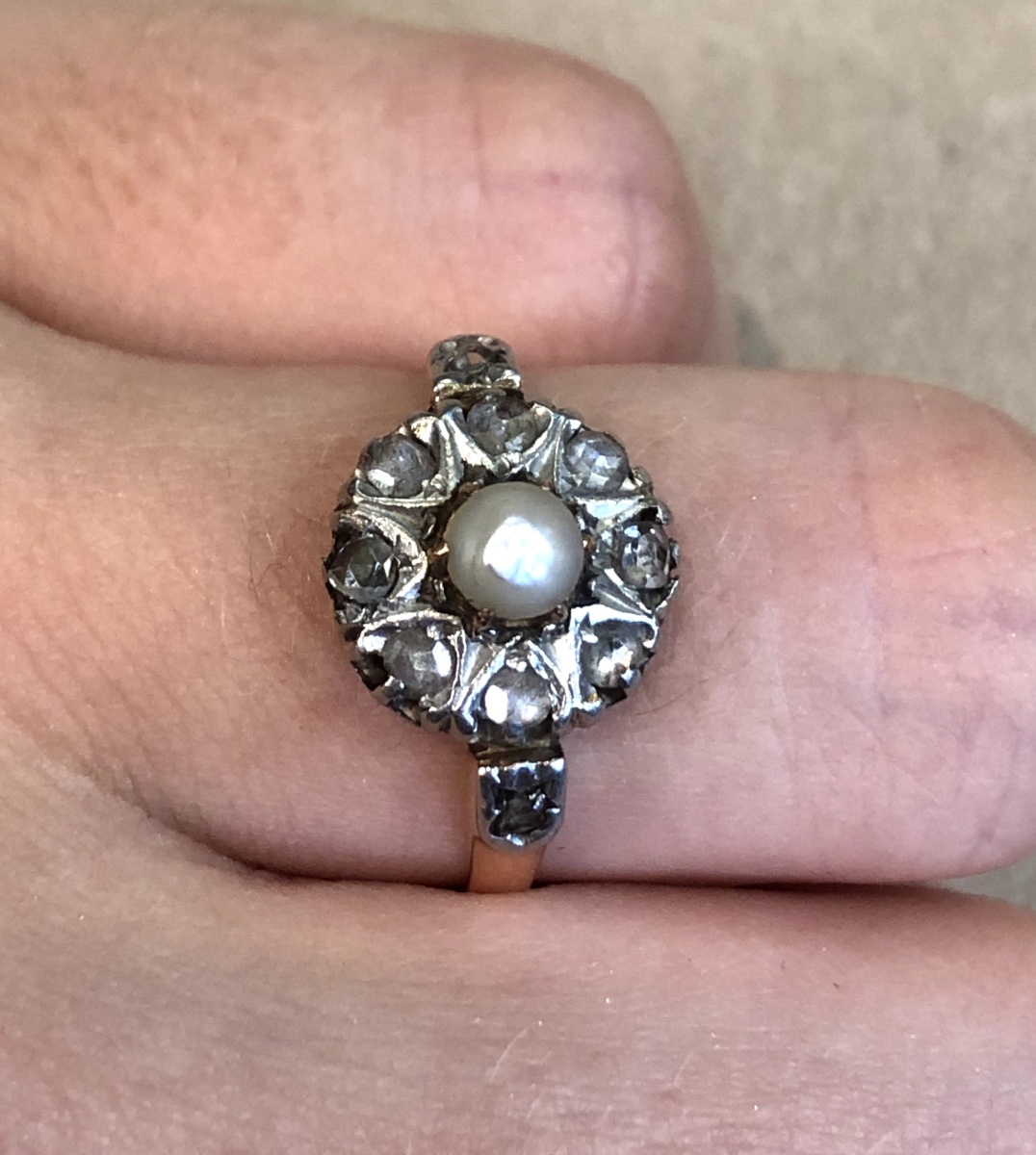 bague or fleur avec perle au centre 