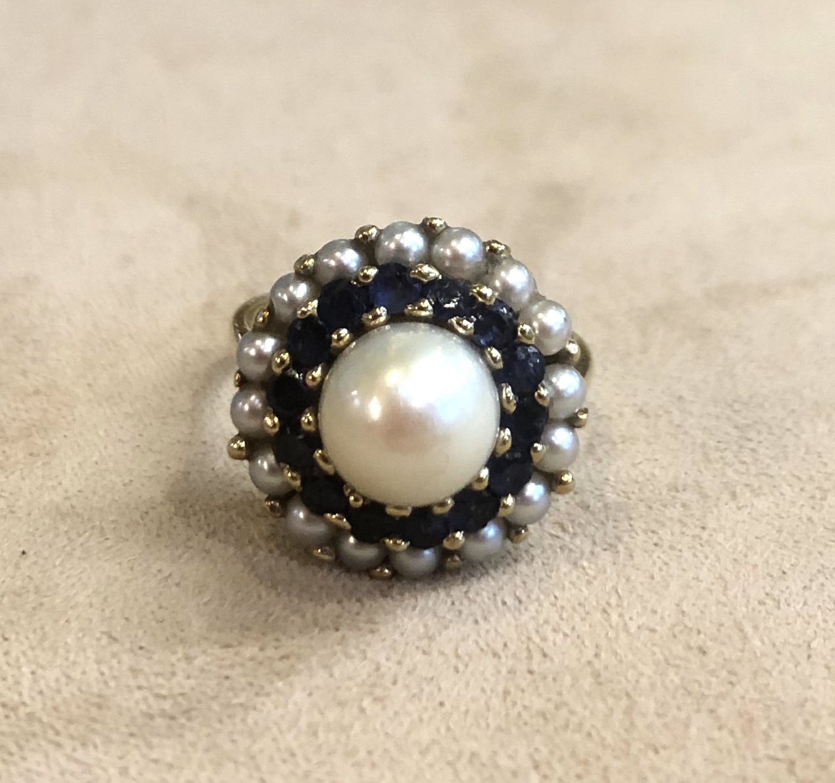Bague ronde perles et saphirs