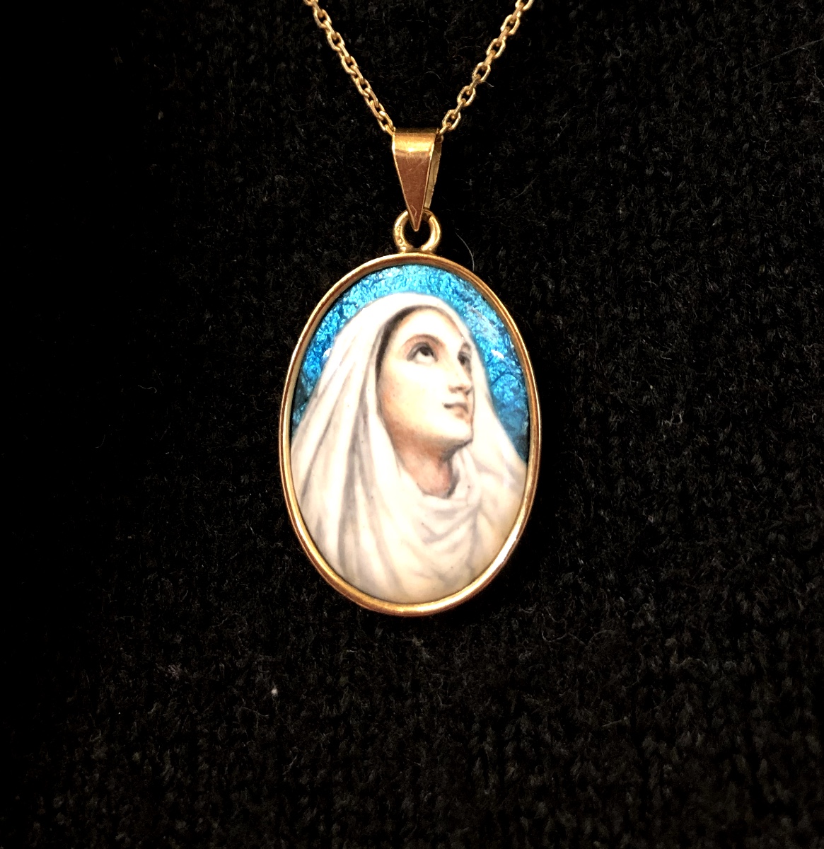 Pendentif vierge en émaux de limoges