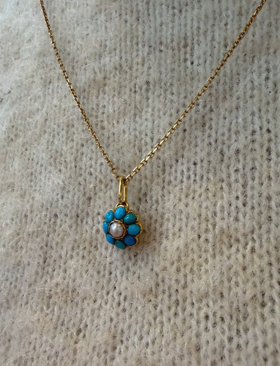 Pendentif marguerite en turquoises et perle fine