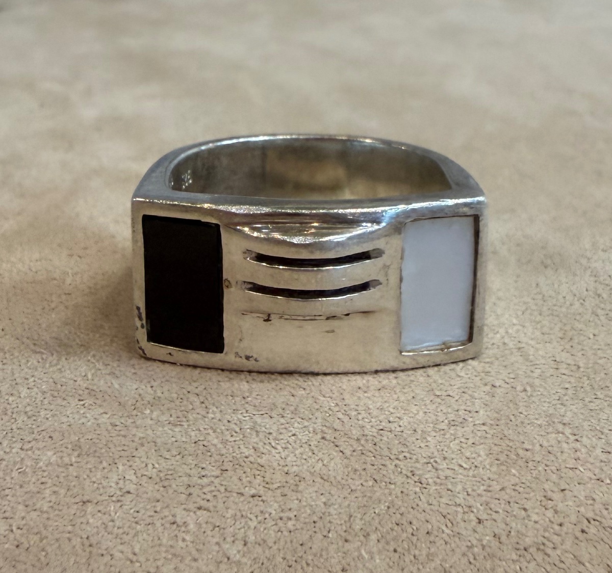 Mother-of-pearl And Onyx Ring-photo-1