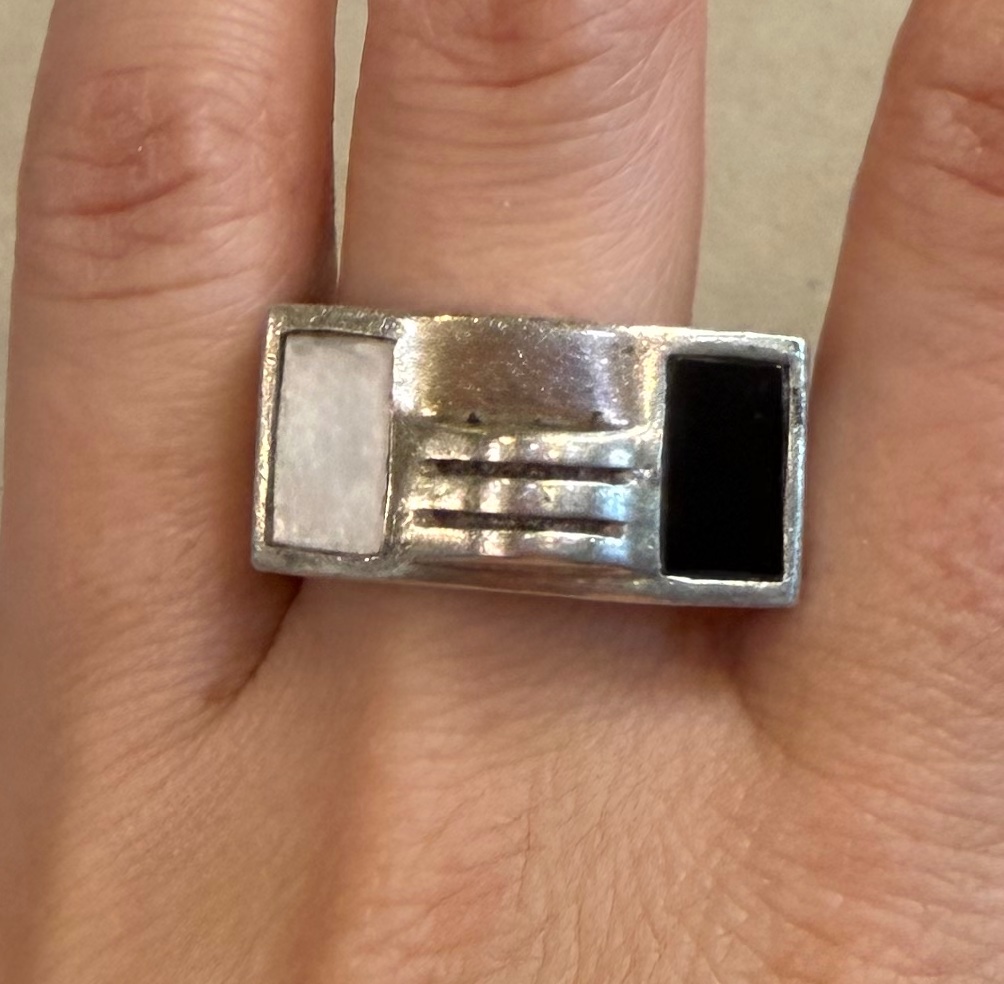 Mother-of-pearl And Onyx Ring-photo-2