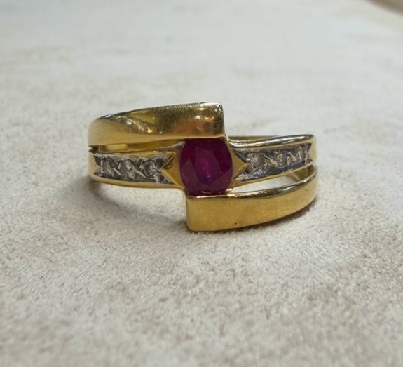 Bague entrelacées d'un rubis