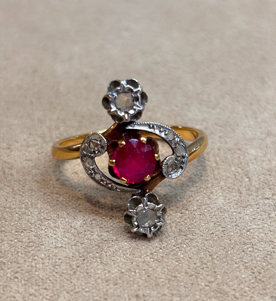 Bague ancienne rubis et roses de diamants -photo-1