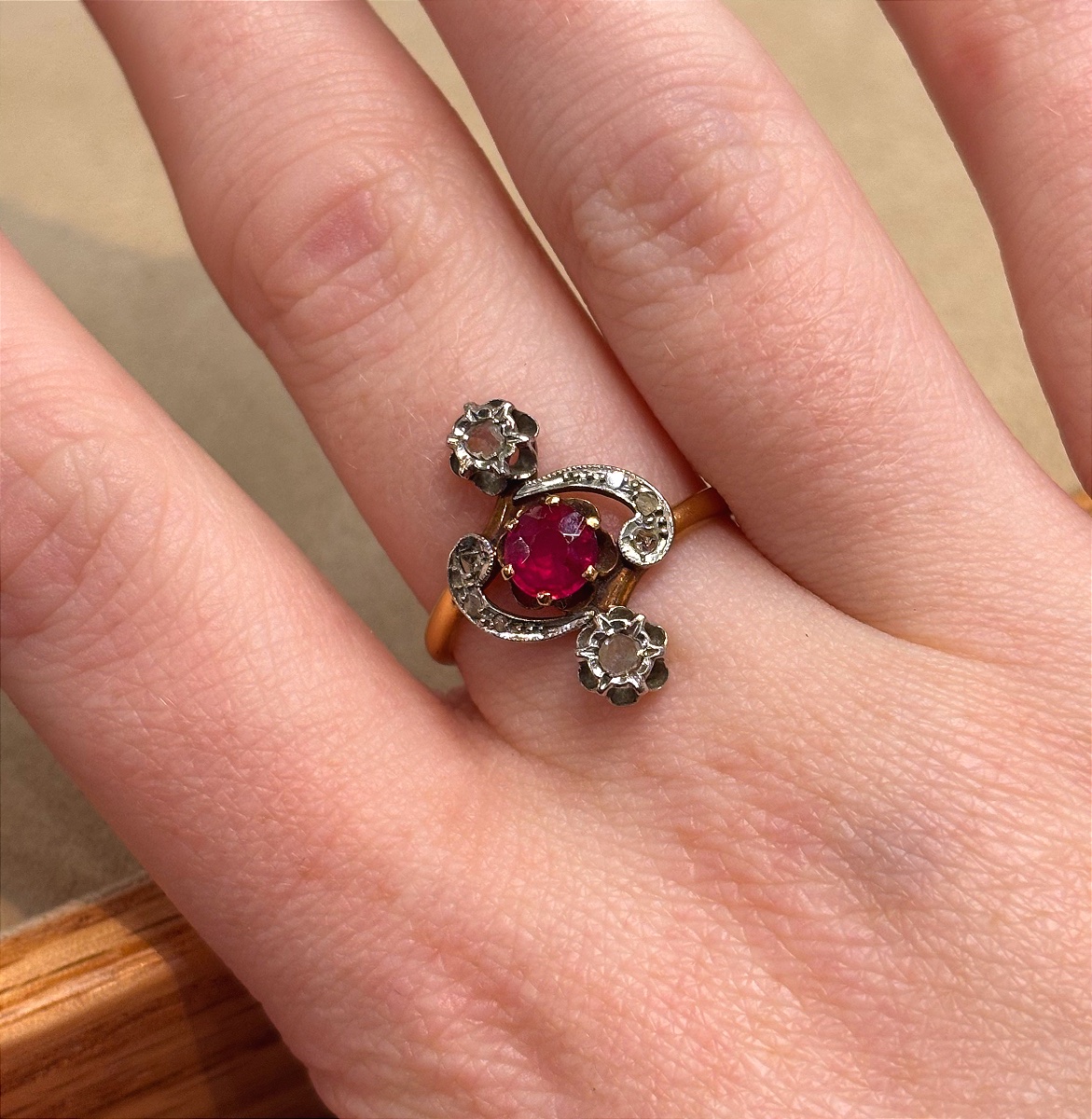 Bague ancienne rubis et roses de diamants -photo-2