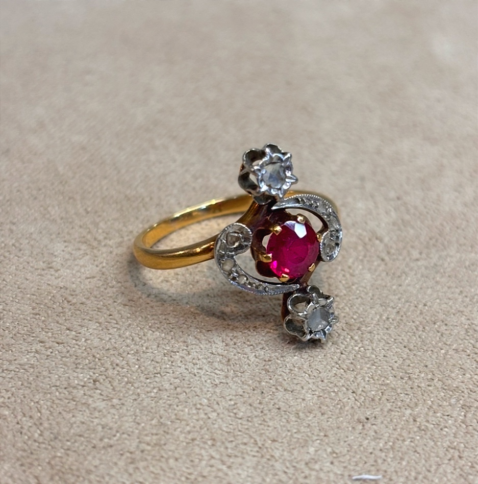 Bague ancienne rubis et roses de diamants 