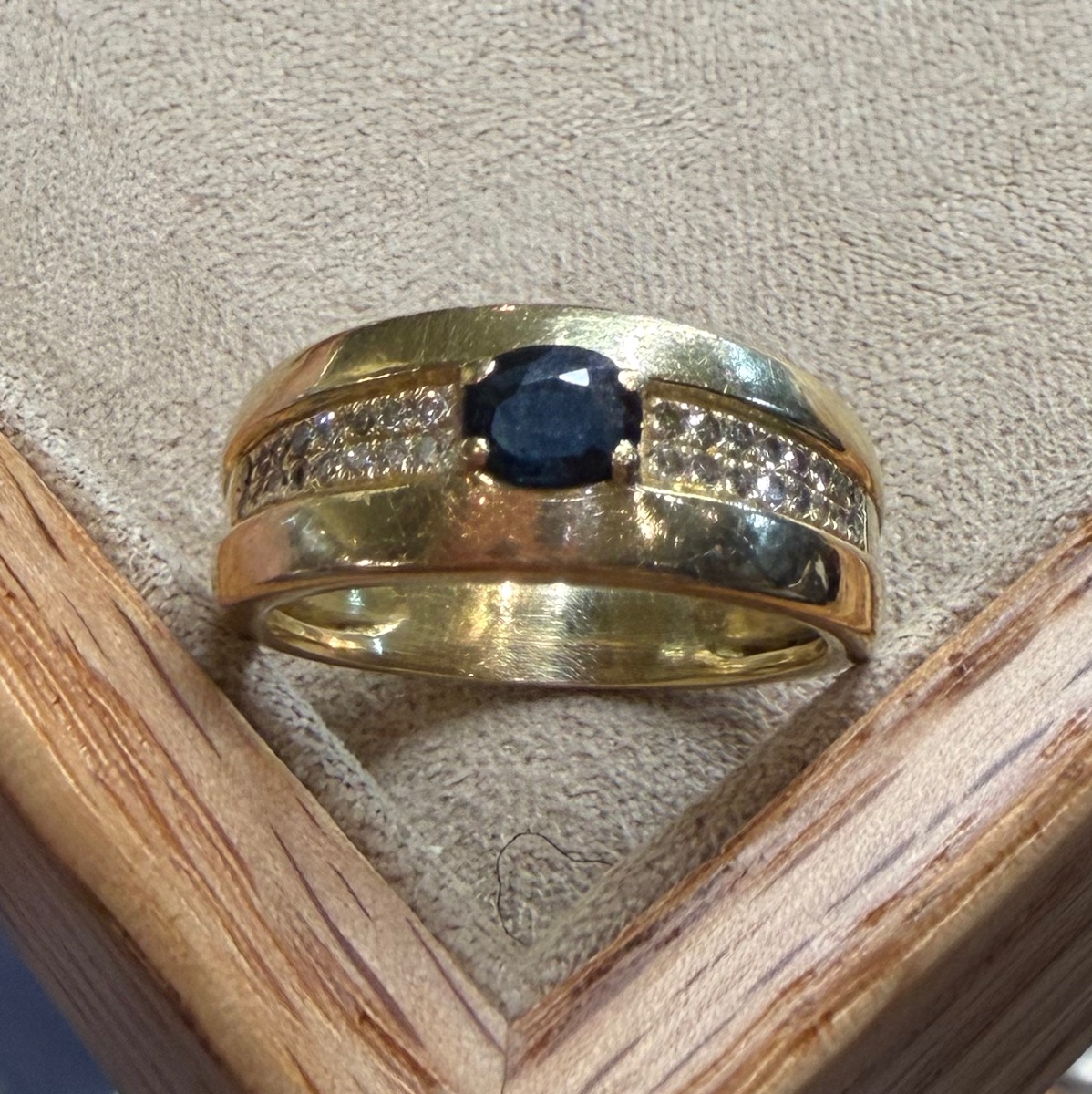 Ring With Sapphire And Diamonds-photo-3