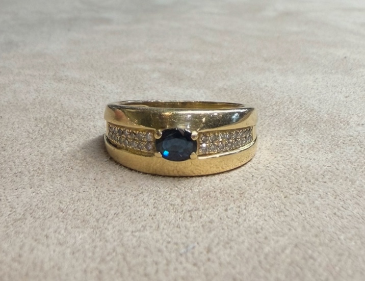 Ring With Sapphire And Diamonds
