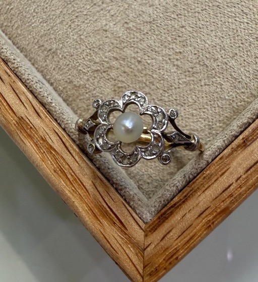Daisy Ring With Pearl And Diamond Roses