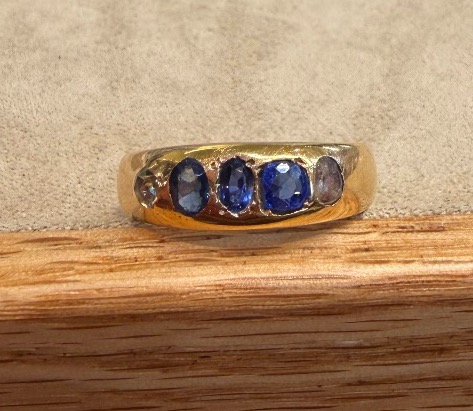 Bague jonc saphirs et roses de diamants