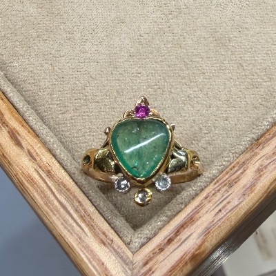 Bague emeraude, rubis et roses de diamants-photo-1