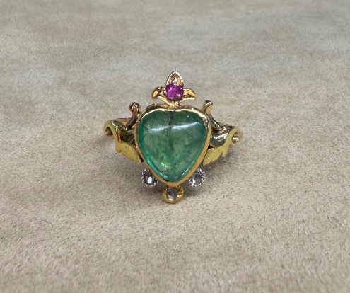 Bague emeraude, rubis et roses de diamants