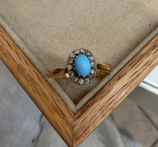 Bague turquoise et roses de diamants 