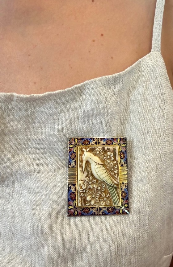 Broche émail et ivoire