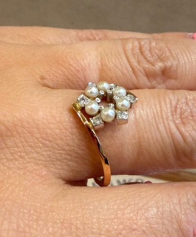 Ring With Pearls And Diamond Roses-photo-2