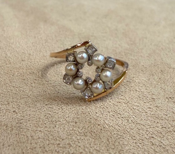 Ring With Pearls And Diamond Roses