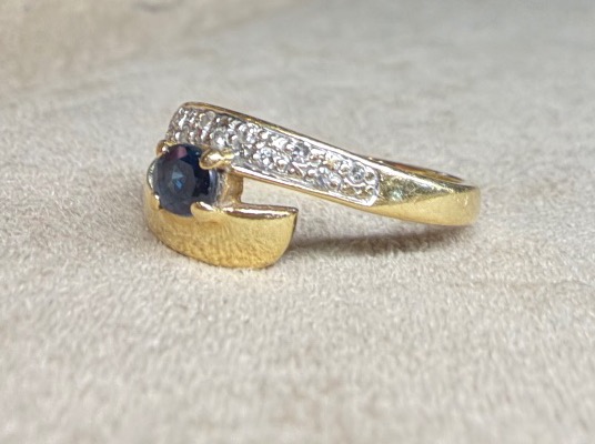 Ring With An Intertwined Sapphire-photo-2