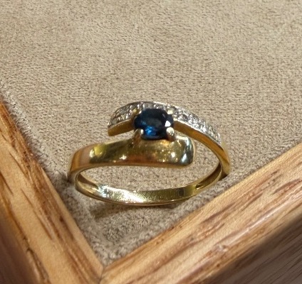 Ring With An Intertwined Sapphire-photo-3