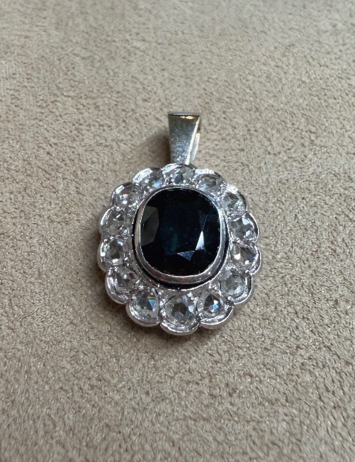 Pompadour Pendant With Sapphire And Diamond Roses-photo-4