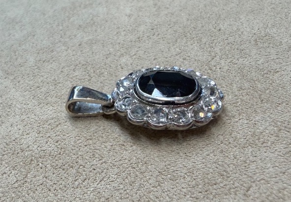 Pompadour Pendant With Sapphire And Diamond Roses-photo-1