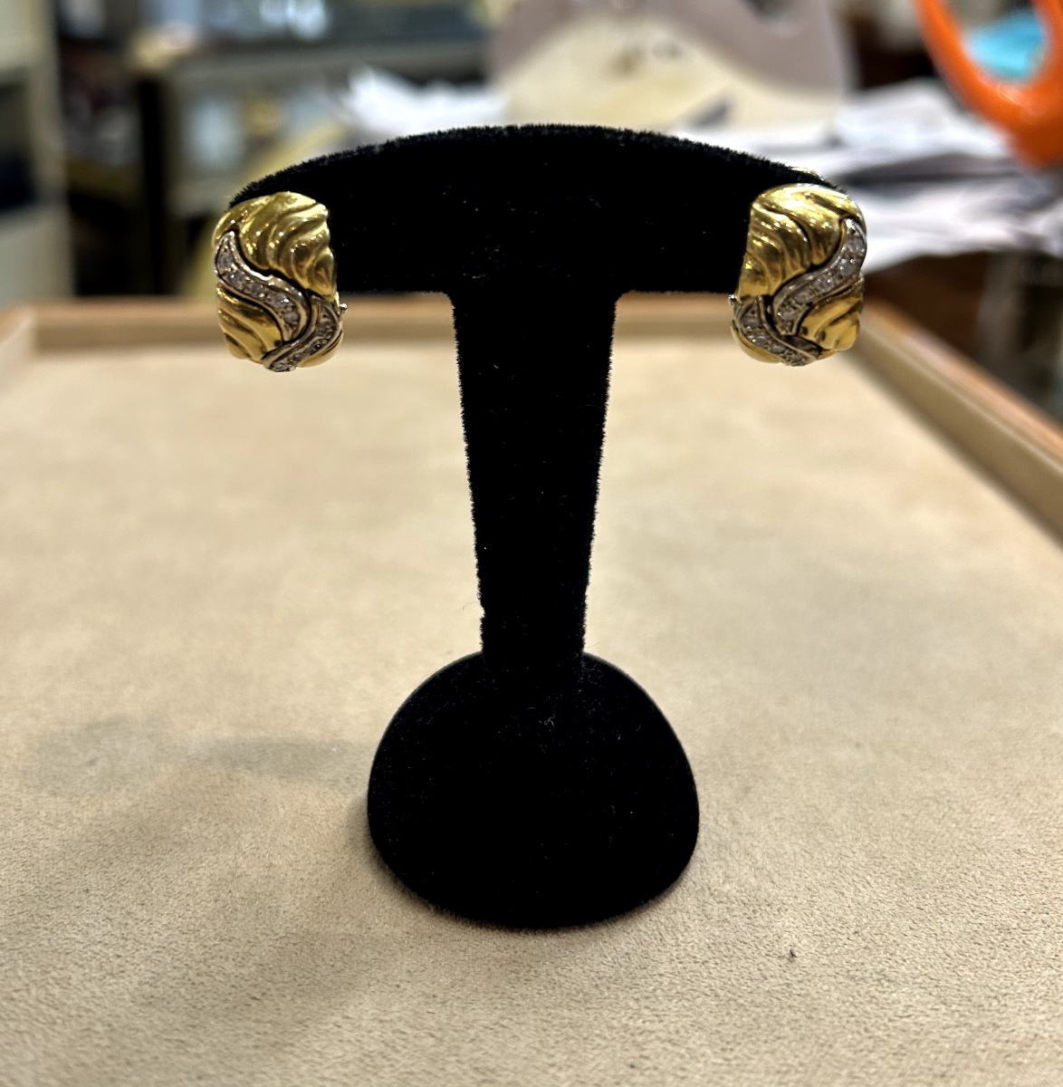 Une paire de boucles d'oreilles -photo-3