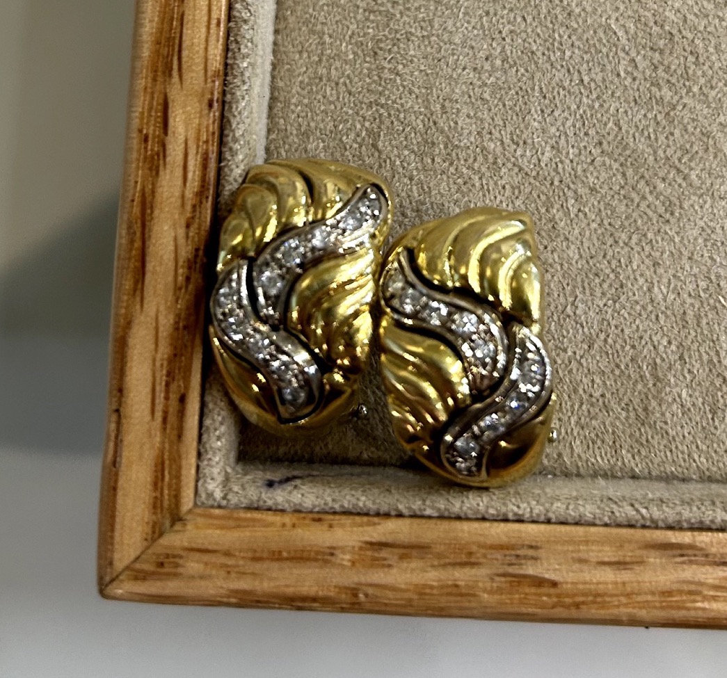 Une paire de boucles d'oreilles -photo-2