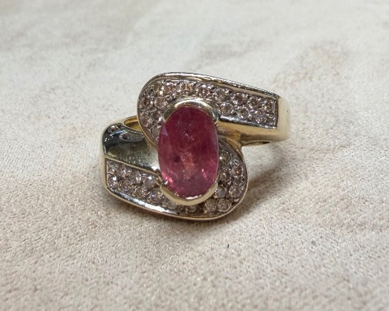 bague entrelacé d'un saphir rose