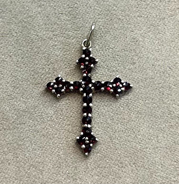 Pendentif croix Grenats