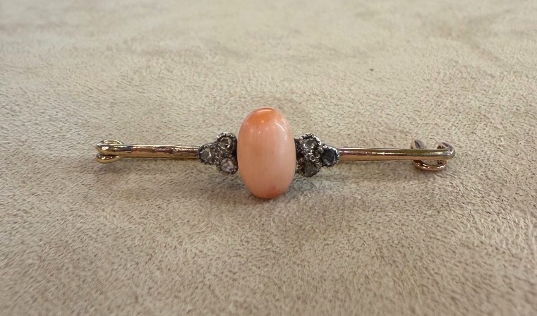 Broche corail et roses de diamants