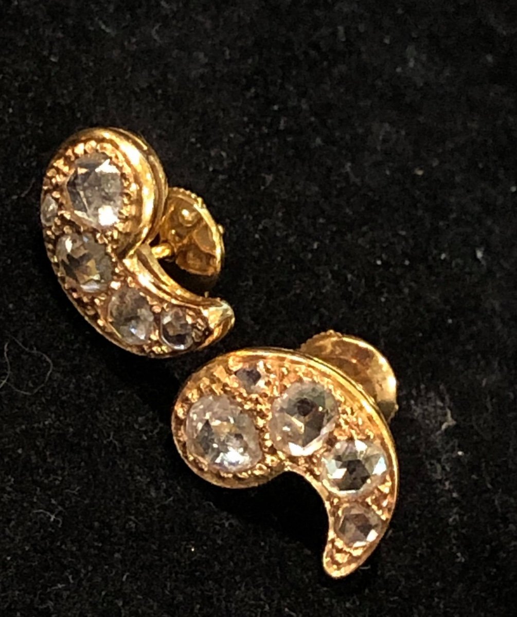 Une Paire De Boucles d'Oreille Virgule 