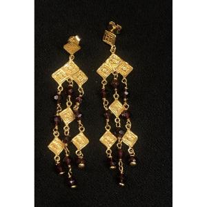 A Pair Of Garnet Dangling Earrings