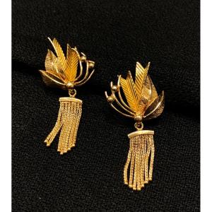 Une Paire De Boucles D’oreille Pompon 