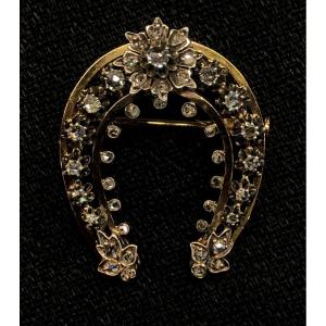 Broche porte bohneur Fer à Cheval Roses De Diamants 