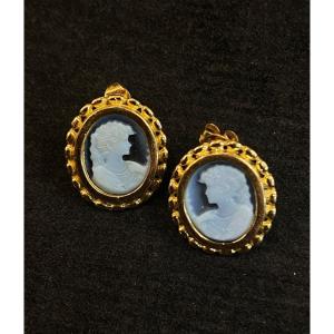 Une Paire De Boucles D’oreilles Camée Bleu