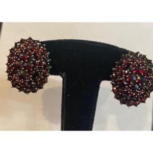 Une Paire De Boucles D’oreilles Grenats  