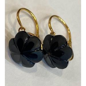 Une Paire De Boucles D’oreilles Jaïe